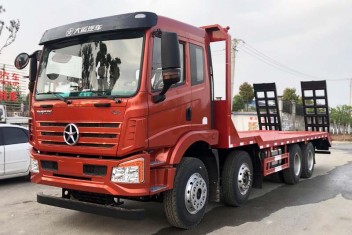 大運(yùn)前四后八平板運(yùn)輸車