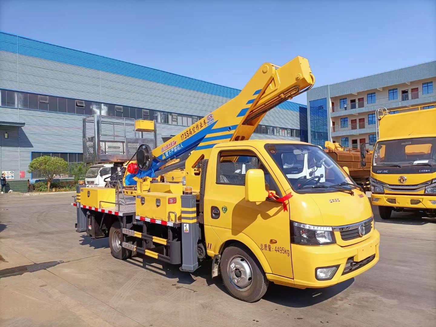 東風(fēng)途逸17.5米藍(lán)牌直臂高空作業(yè)車