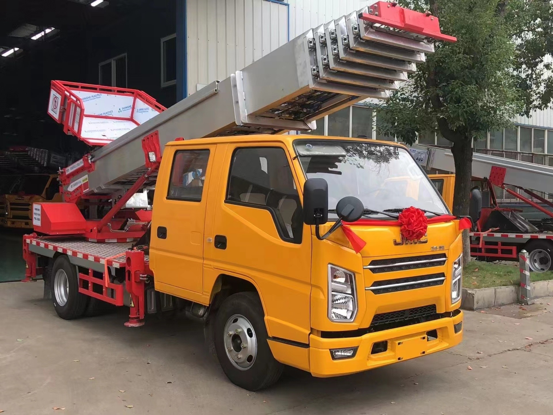 江鈴雙排32米藍(lán)牌云梯車