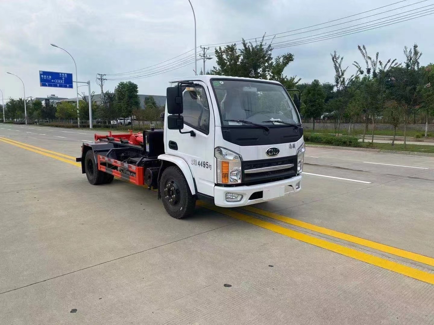 南駿藍(lán)牌重載勾臂垃圾車