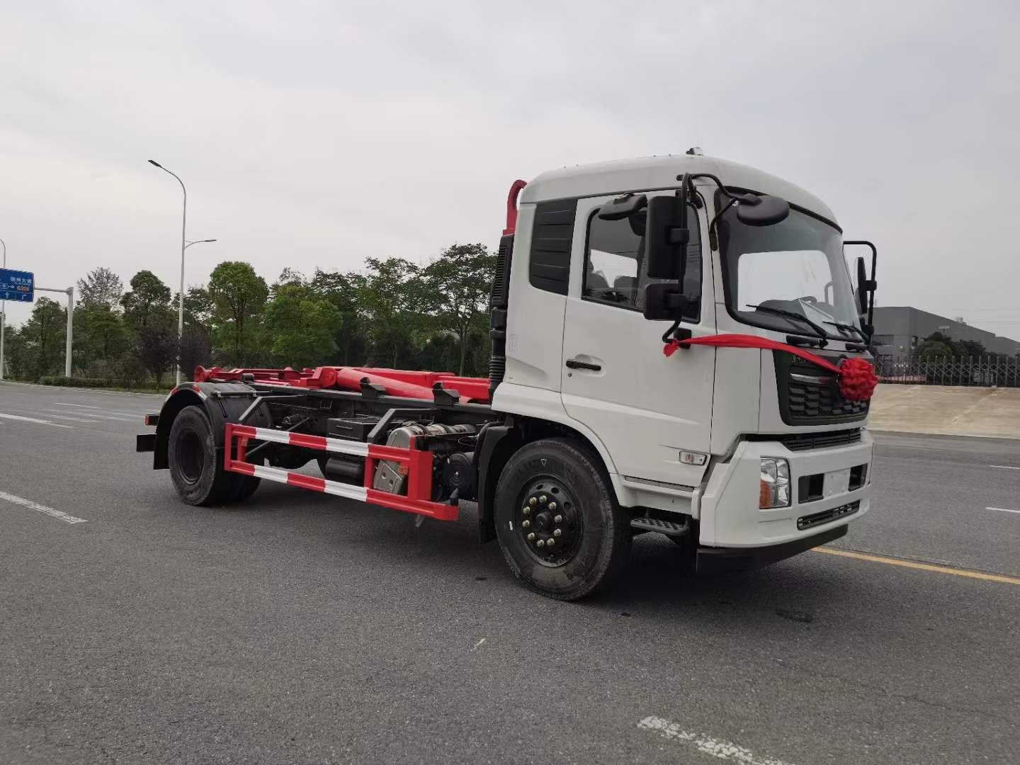 國(guó)六東風(fēng)天錦移動(dòng)壓縮垃圾站勾臂車