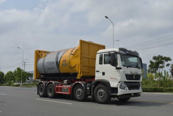 重汽豪沃前四后八豎直壓縮站垃圾車