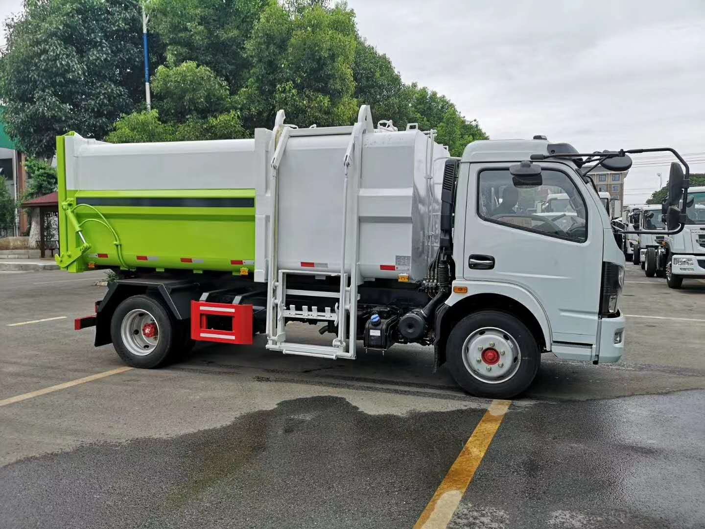 東風(fēng)多利卡8方掛桶式垃圾車