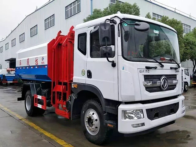 東風(fēng)多利卡D9掛桶式垃圾車(chē)